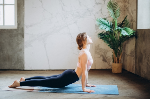 Йога для облегчения симптомов ПМС: какие упражнения подходят