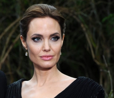Все ее трещинки: как на самом деле выглядит вблизи Анджелина Джоли