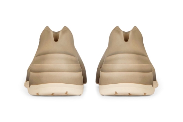 Givenchy выпустил обновленный дизайн кроссовок Monumental Mallow