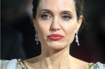 Все ее трещинки: как на самом деле выглядит вблизи Анджелина Джоли