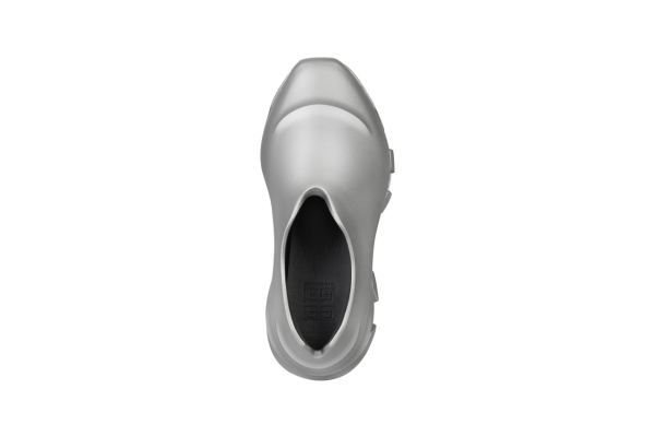 Givenchy выпустил обновленный дизайн кроссовок Monumental Mallow