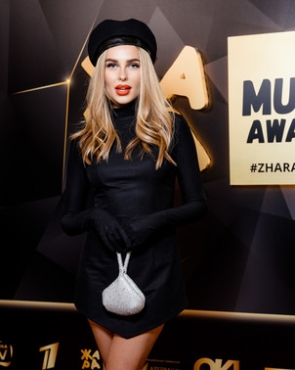 Бузова в золоте и русская Джоли в серебре: самые стильные наряды премии «Жара Music Awards»