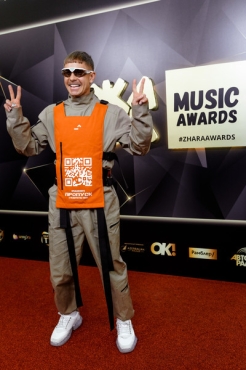Собчак в наряде рыбачки, а Бузова в тюле: самые нелепые наряды звезд на премии «Жара Music Awards»