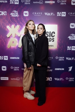 Бузова в золоте и русская Джоли в серебре: самые стильные наряды премии «Жара Music Awards»