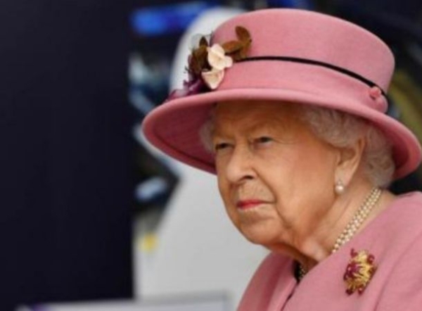 Queen Mobile: Елизавета II придвигается по замку в эксклюзивной инвалидной коляске