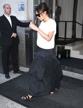 Вещь дня: черная юбка-макси, как у Виктории Бекхэм