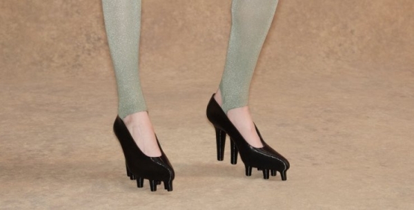 Жан-Поль Готьє випустив пластикові туфлі на "ніжках"