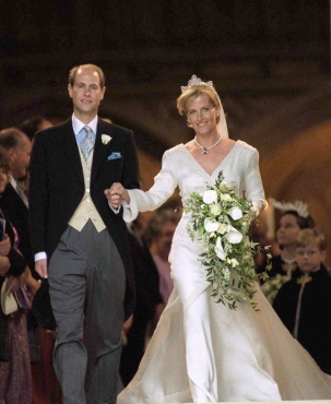 Самые знаменитые свадебные платья Виндзоров: неудачные, смелые и даже бодипозитивные
