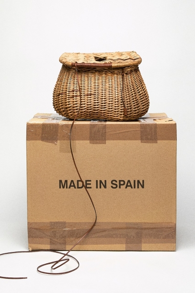 Джонатан Андерсон создал плетеные вазы, сумки и корзины для Миланского мебельного салона