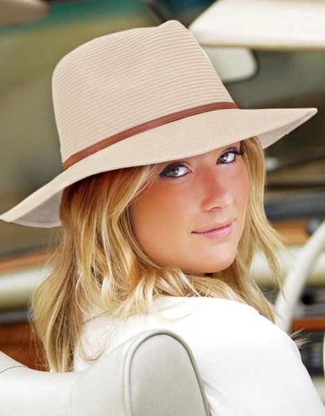 В жаркую погоду обязательна: летние шляпы, которые нужно носить в 2022 году