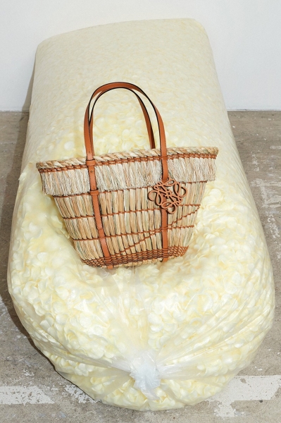 Джонатан Андерсон создал плетеные вазы, сумки и корзины для Миланского мебельного салона