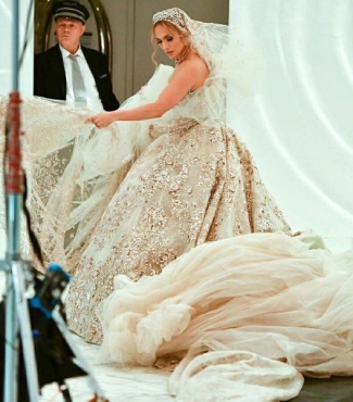 Платье из старого фильма и роскошь от «короля подвенечных нарядов»: рассматриваем свадебные образы Дженнифер Лопес