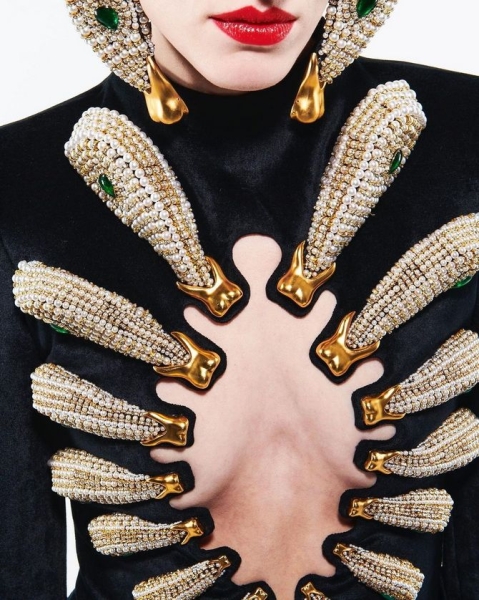 Fashion-анатомия от Schiaparelli: аксессуары и детали одежды в виде частей тела