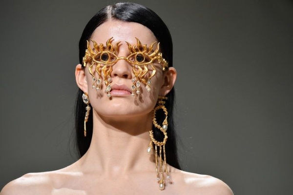 Fashion-анатомия от Schiaparelli: аксессуары и детали одежды в виде частей тела