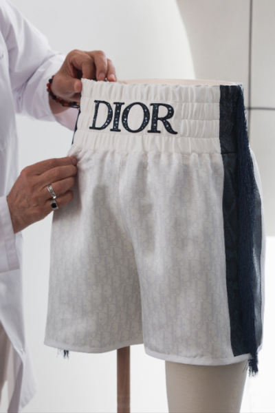 Dior создал боксерскую форму с тремя тысячами кристаллов Swarovski