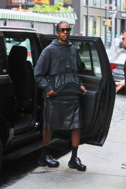 A$AP Rocky любуется собой в юбке, сестры Хадид вернулись в 1990-е: летний стритстайл звезд в Нью-Йорке