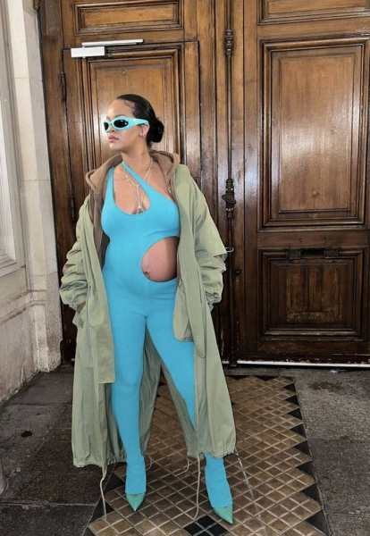 Дерзкие и эпатажные: какими были беременные образы певицы Рианны