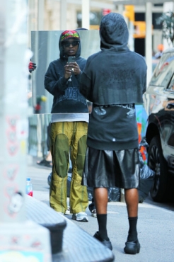 A$AP Rocky любуется собой в юбке, сестры Хадид вернулись в 1990-е: летний стритстайл звезд в Нью-Йорке