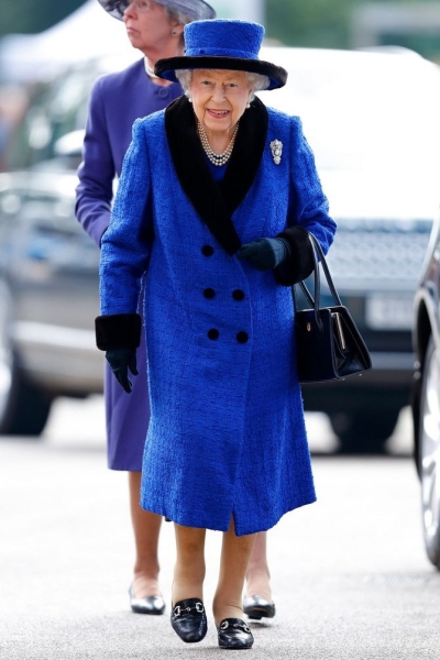 Икона моды на века: самые знаковые наряды королевы Елизаветы II