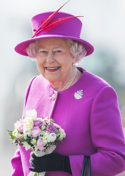 Икона моды на века: самые знаковые наряды королевы Елизаветы II