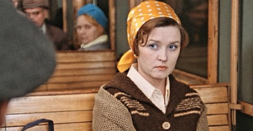 Почему в СССР женщины постоянно носили косынки, заколки и ободки