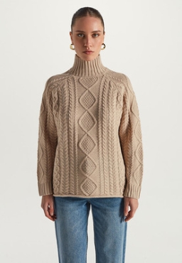 Как носить свитер-оверсайз, чтобы он не украл вашу стройность