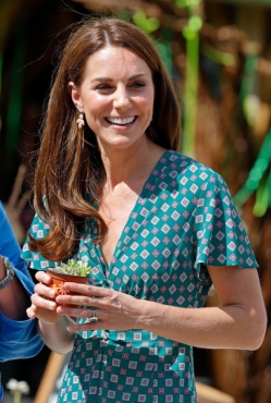8 бюджетных украшений Кейт Миддлтон, которые она все равно носит по-королевски