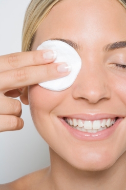 7 признаков того, что вы снимаете макияж неправильно