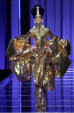 Восхождение Гальяно: 15 легендарных нарядов главного сказочника мира моды