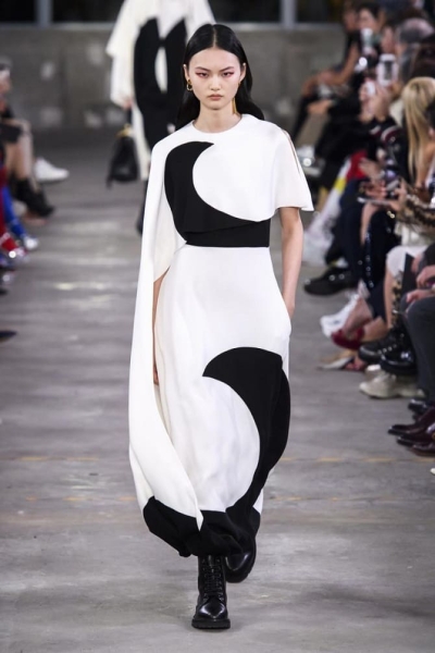 Черно-белое платье 2023: актуальные тренды нового сезона