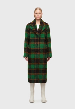 Оверсайз-пальто на весну, как у Хейли Бибер: 10 вариантов, которые можно заказать в Москве