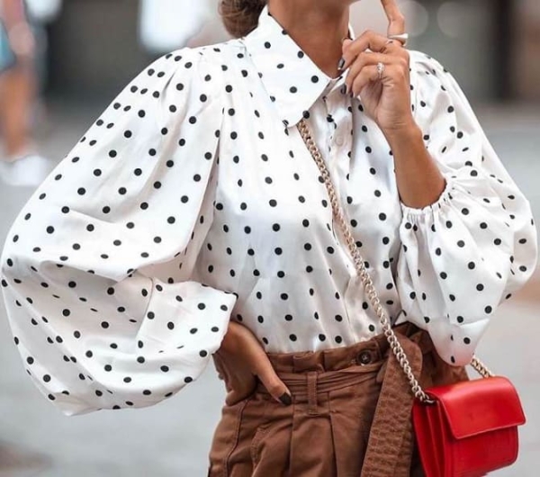 Блузки в горошек: как носить модный тренд 2023 года