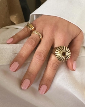 Пудровые ногти Дженнифер Лопес — самый красивый и романтичный маникюр зимы