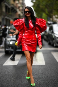 Обилие красного и мотошик: 7 трендов парижского стритстайла, которые станут мантрой этой весны