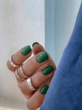 Пихтово-зеленые ногти: маникюр, который приблизит весну