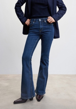 Клеш из 1970-х: где купить самые стильные джинсы как у Дженнифер Лопес и Джессики Альбы?