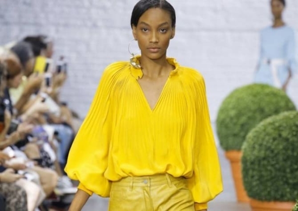 Модные блузки весна-лето 2023: трендовые модели