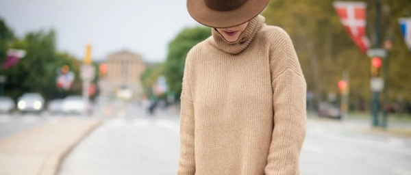 С чем сочетать бежевый свитер, чтобы выглядеть модно?