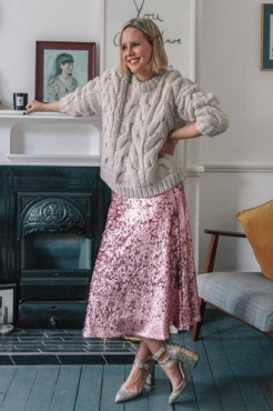 Нарядная юбка + дедушкин свитер — как носить самый модный дуэт этой весны
