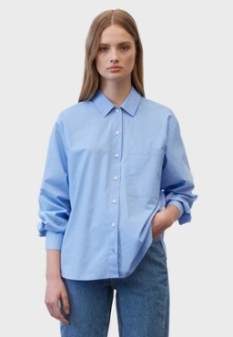 Простая рубашка + синие джинсы: повторяем простой, но соблазнительный образ Моники Беллуччи из 1990-х