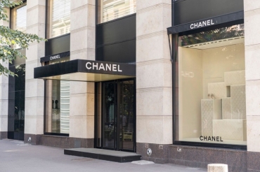 Из магазинов почти исчезли духи Chanel и YSL — мелкие продавцы уже торгуют сэмплами