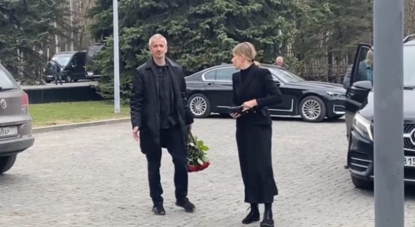 Ксения Собчак улыбалась на церемонии прощания с отцом своего мужа