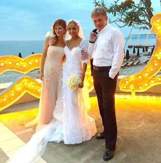 5 свадебных платьев от Валентина Юдашкина: как выглядят наряды, в которых выходили замуж Глюкоза, Навка и Королева