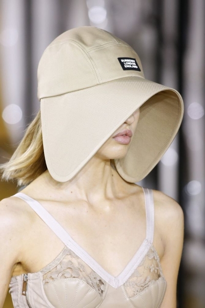 Стильно даже в тени: модные головные уборы лето 2023