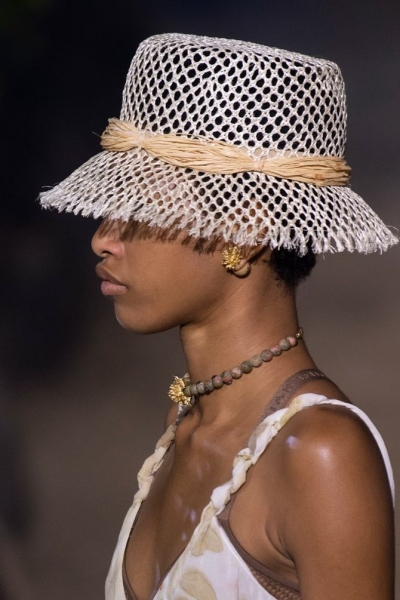 Стильно даже в тени: модные головные уборы лето 2023