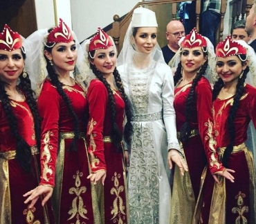 Как выглядят самые дорогие свадебные платья кавказских невест — для того, чтобы их нести, нанимают охрану
