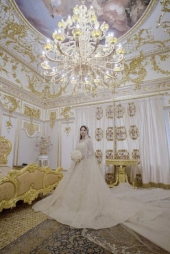 Как выглядят самые дорогие свадебные платья кавказских невест — для того, чтобы их нести, нанимают охрану