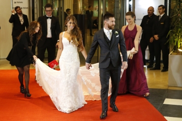 На грани фола: какие свадебные платья выбирают невесты футболистов