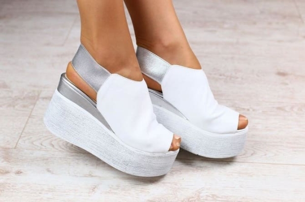Модные белые босоножки: какую обувь выбрать в 2023 году?