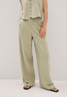 Пижамные брюки в полоску, которые носят все модные девушки — с чем их сочетать?